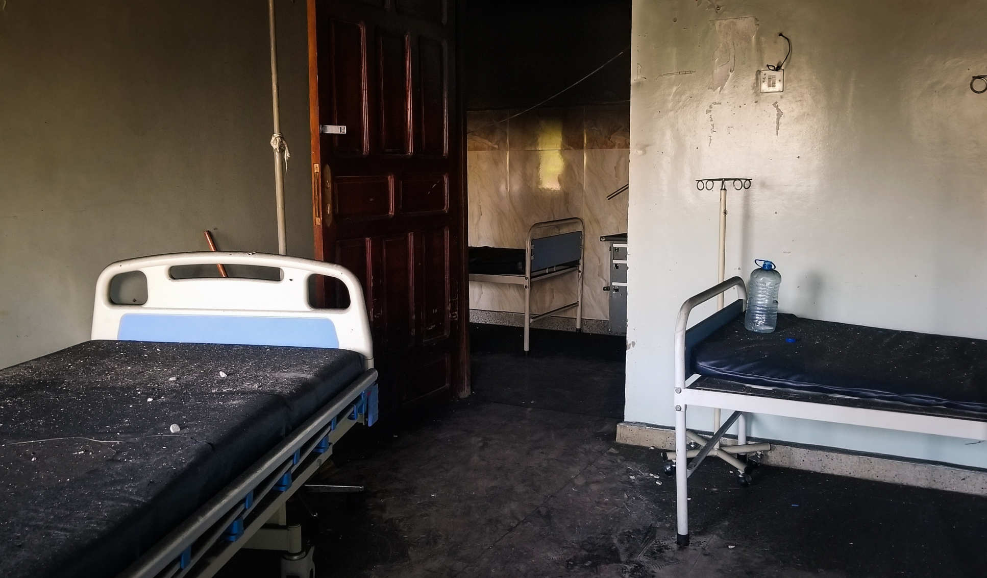 Hospital beds with rubble in destroyed Yemeni hospital 