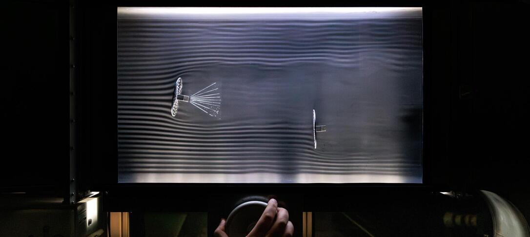 Demonstrating flow on an aerofoil