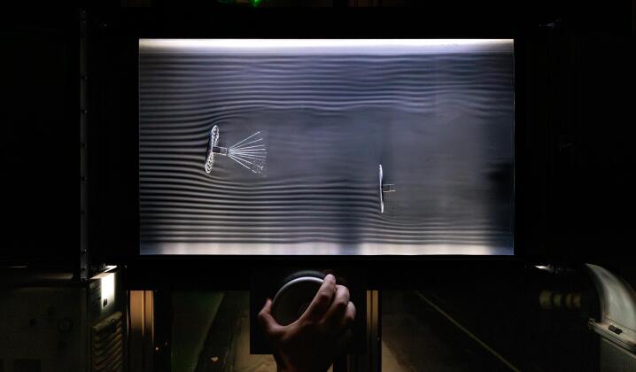Demonstrating flow on an aerofoil
