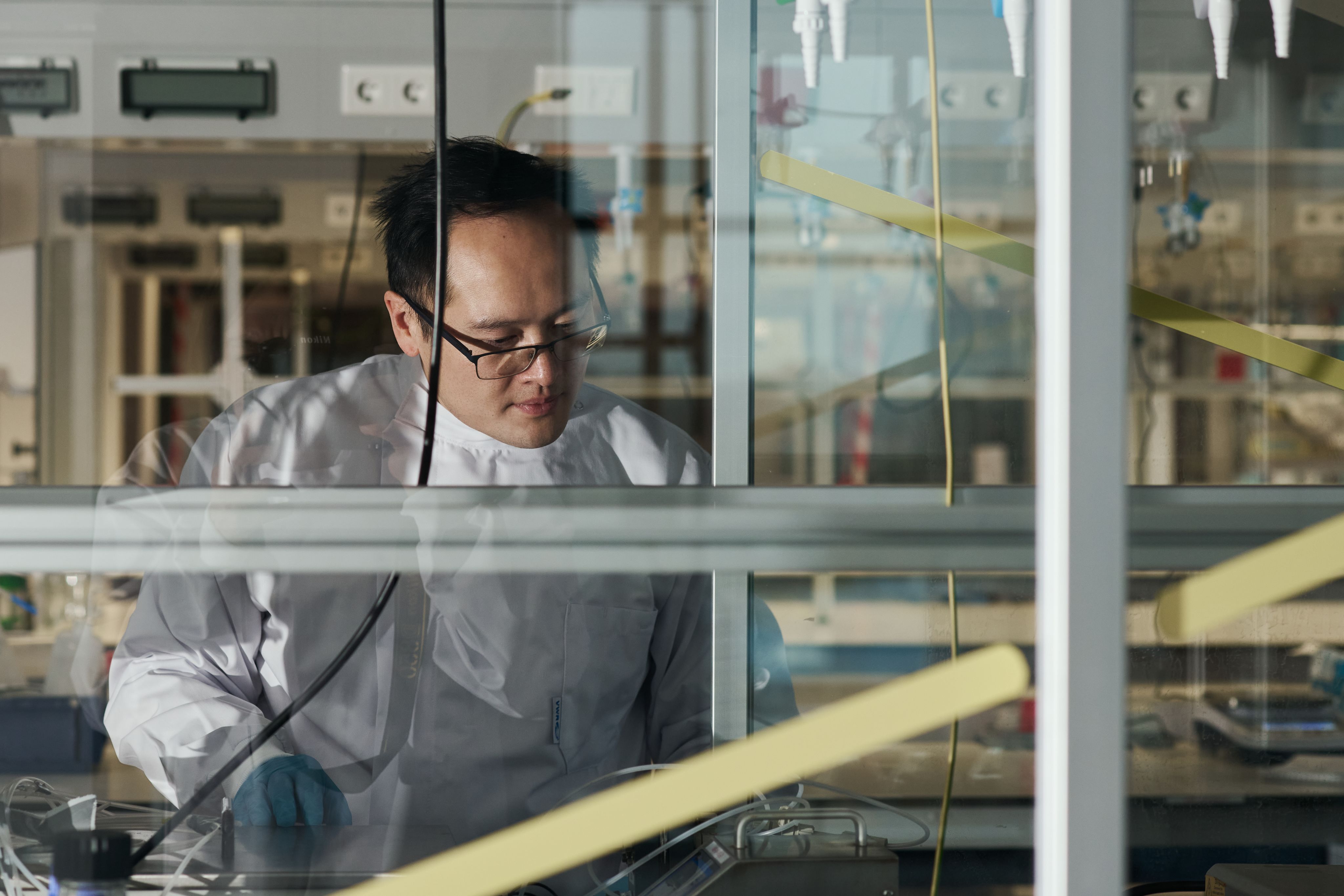 Dr Jiajun Cen working in his lab