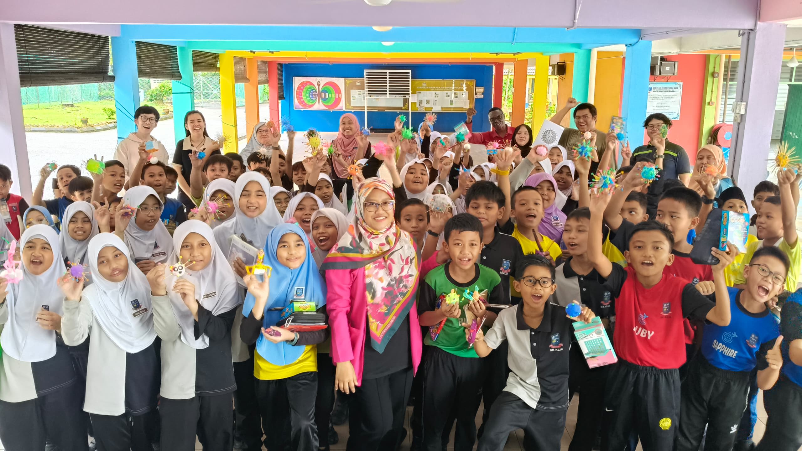 A group photo of around 60 school children with Maria in the middle