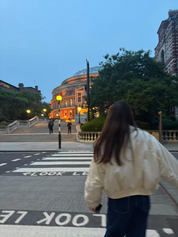 Eloise walking towards the Royal Albert Hall