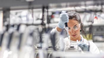 A female researcher in a laboratory.