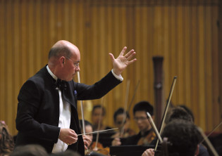 Richard Dickins conducting musicians
