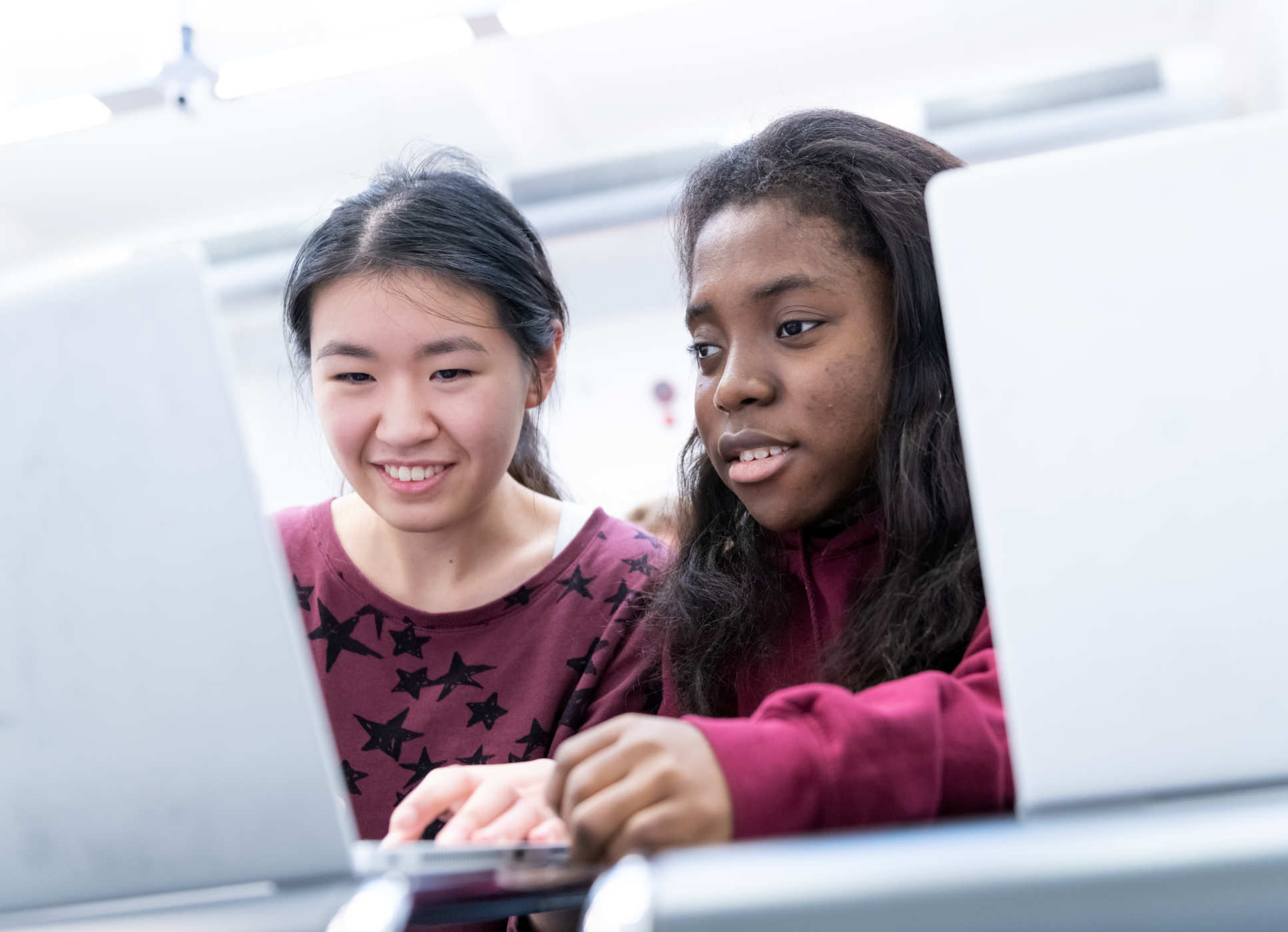 Applied Computational Science & Engineering Students looking at a laptop