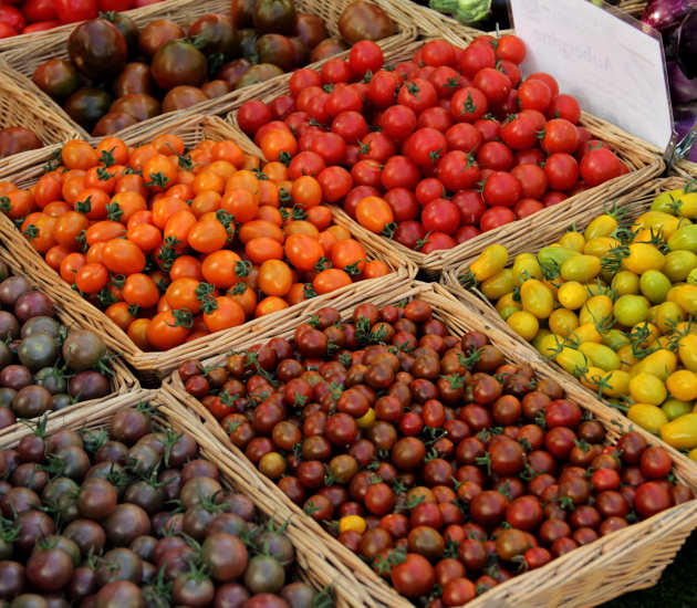 Multi-coloured tomatoes on a market stall