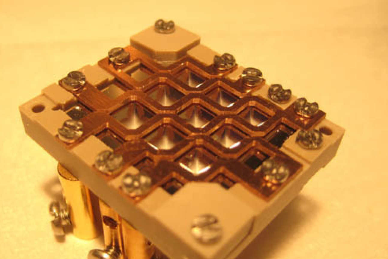 Current-carrying wires are integrated into the chip around the pyramid openings