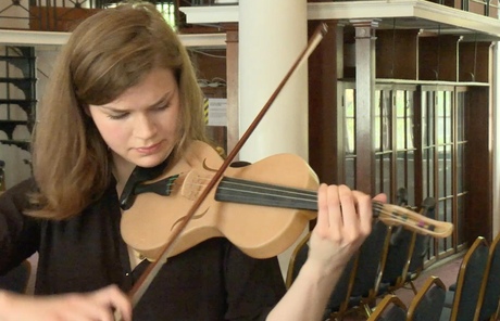 A Luca Alessandrini spider silk violin in action