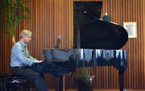 Professor Ed Hinds playing Chopin’s Etude No.7 from Opus 25 