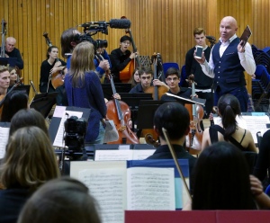 One Show presenter Dominic Littlewood presenting the orchestra with their app challenge