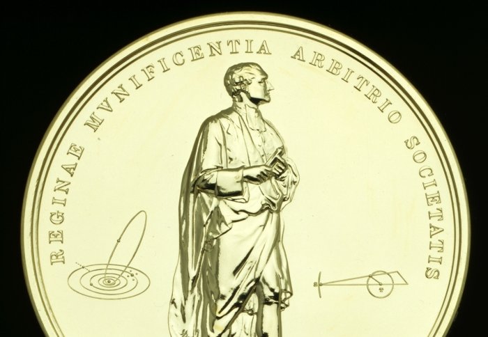 The reverse face of the Royal Medal, featuring Sir Isaac Newton