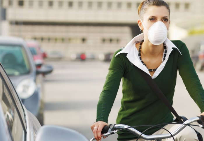 cyclist wearing facemask