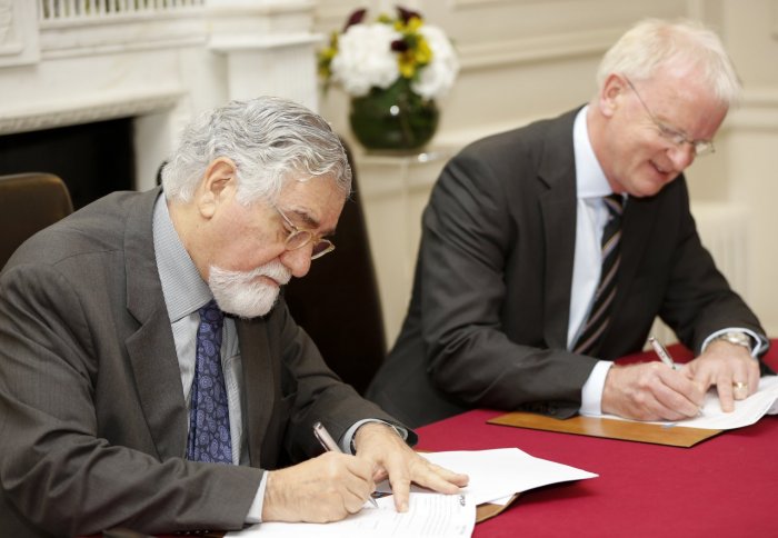 FAPESP President Celso Lafer and Imperial Provost James Stirling sign the MoU (Photo: Lydia Evans)