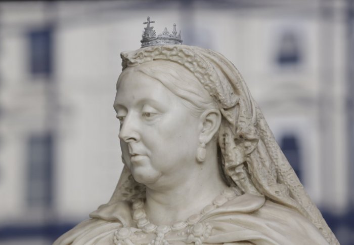 The statue with her new crown