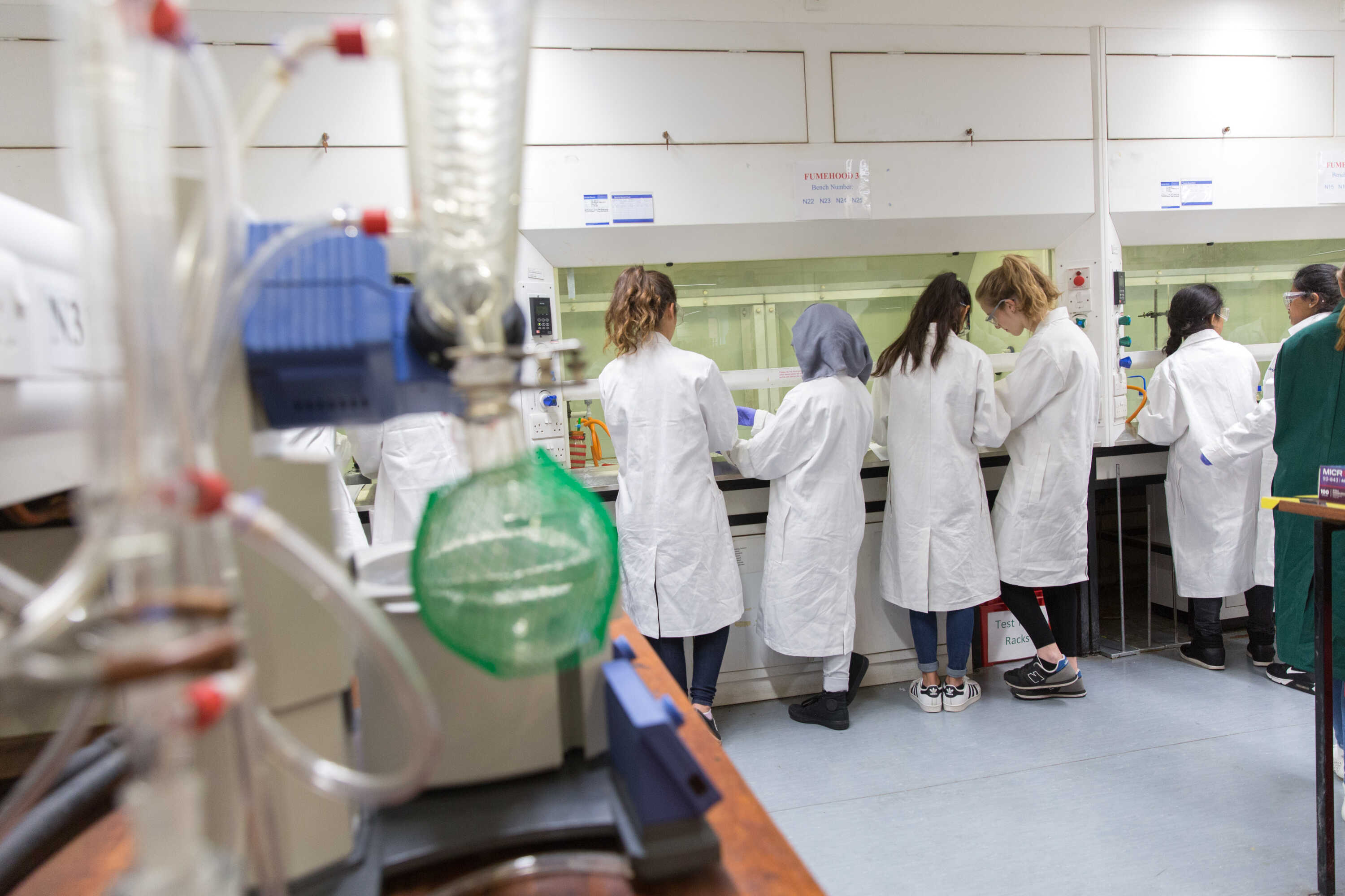 Students at a fumehood