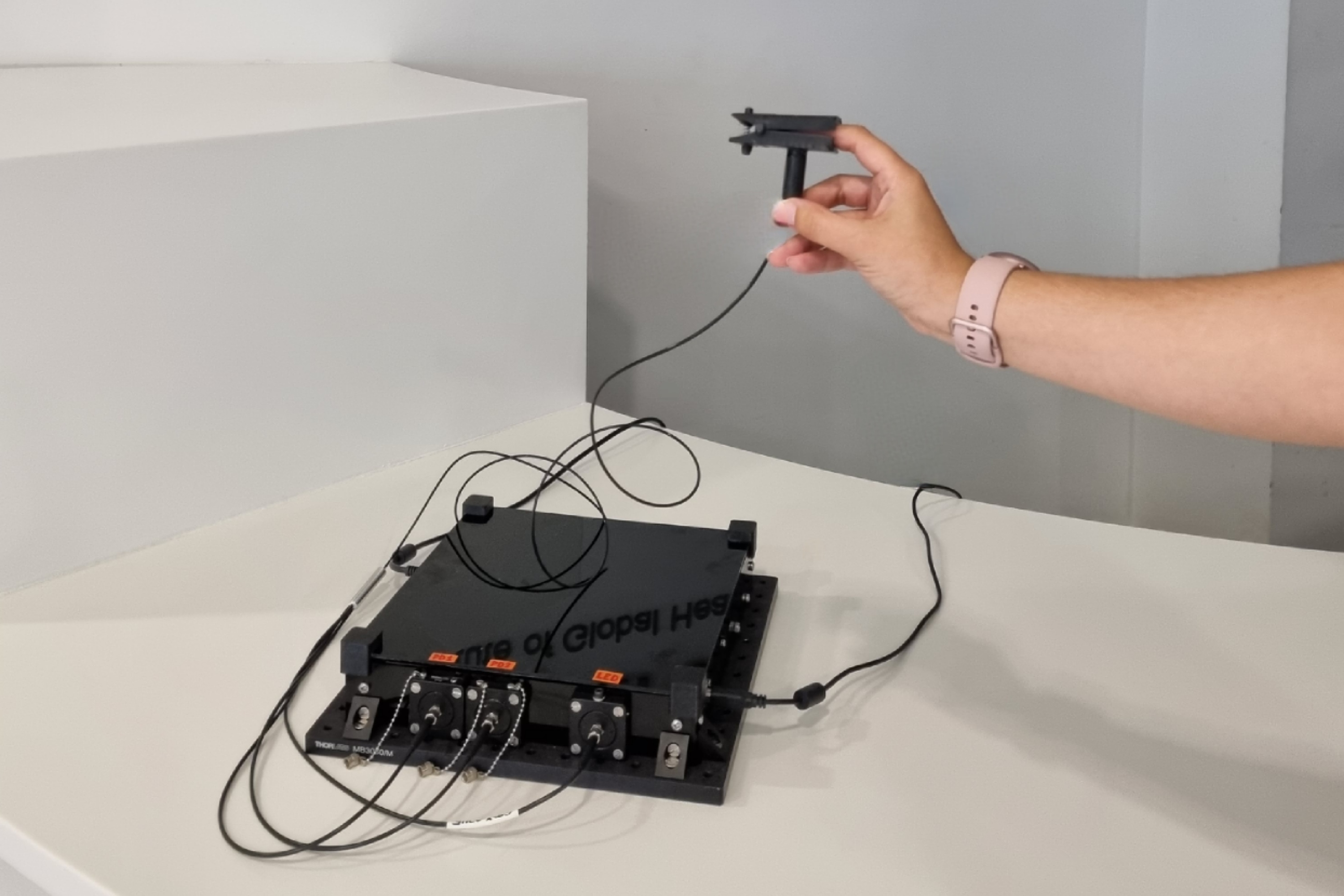 A device measuring transcutaneous fluorescence spectroscopy connected to a finger sensor