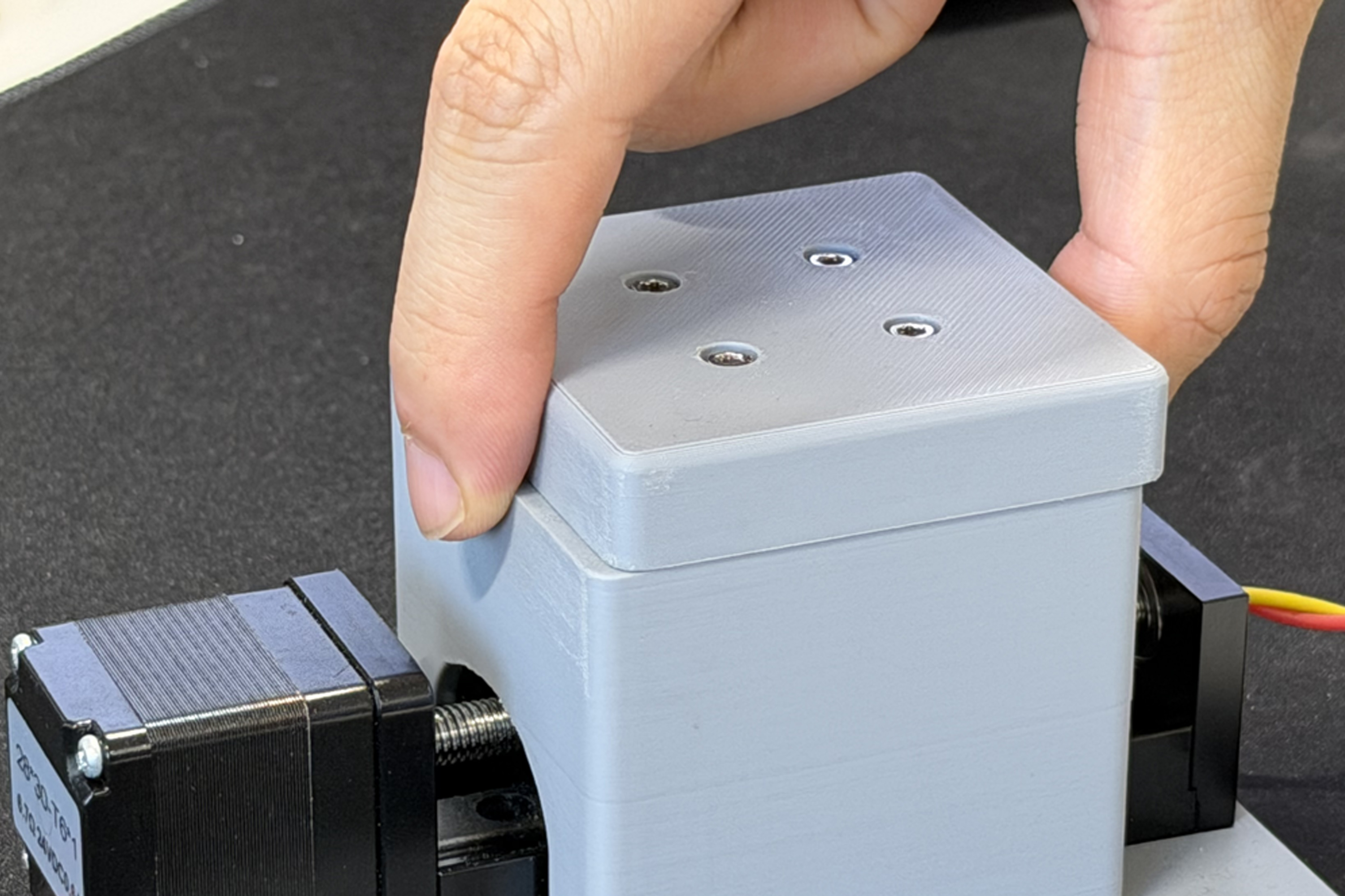 Hand gripping test device with two fingers