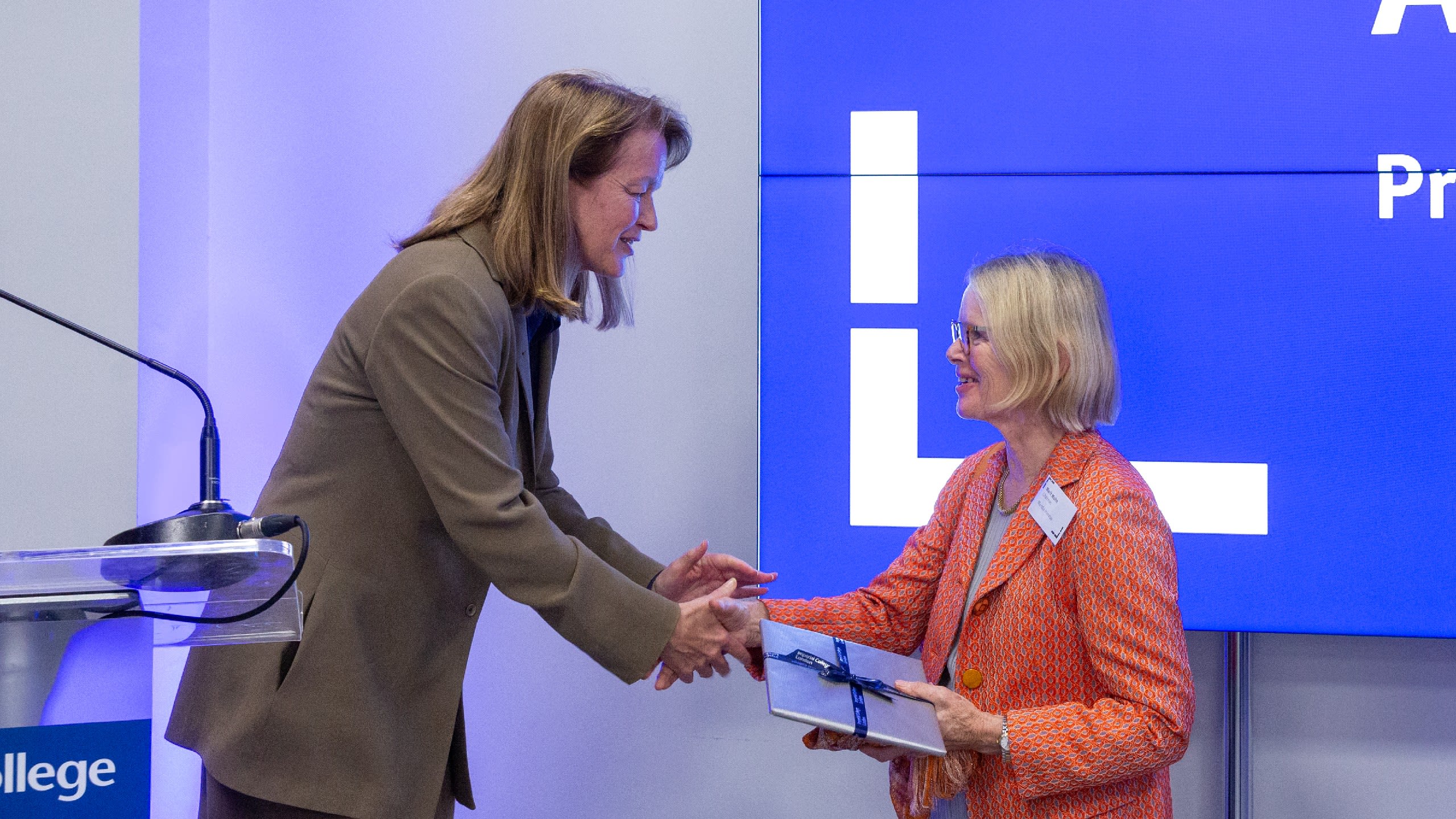 Alice shaking Mart's hand