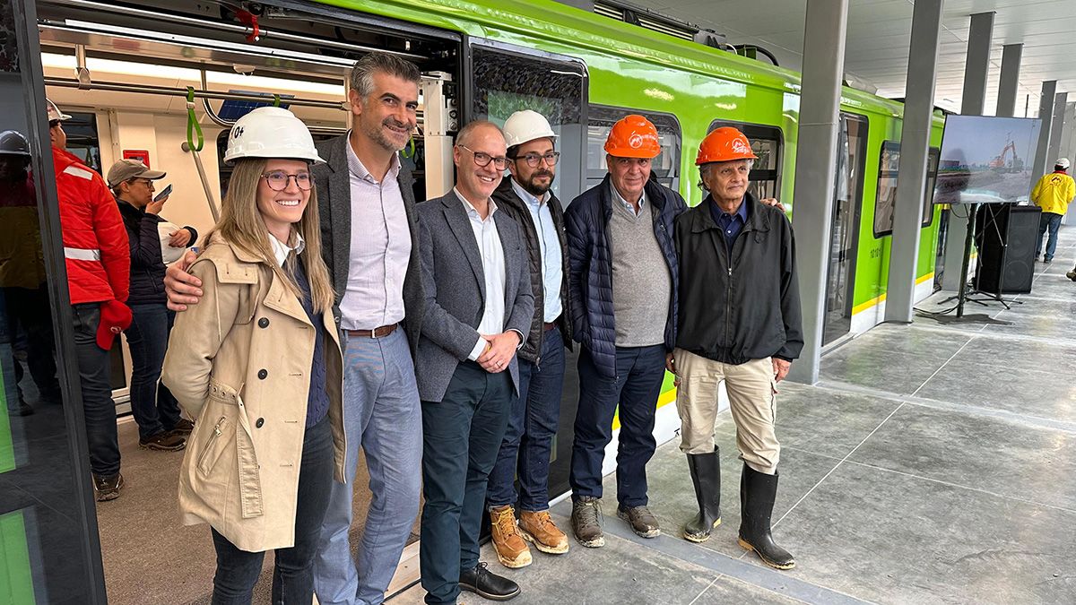 Ellin with the first model of Bogotá's future metro trains, financed by the World Bank
