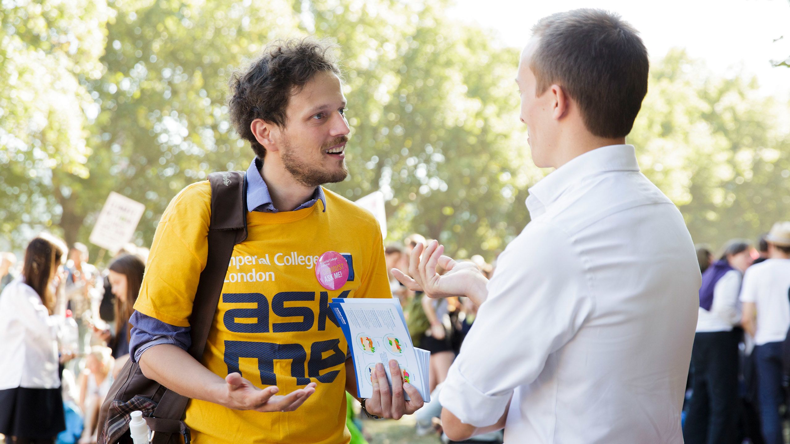 An Imperial climate expert speaks to a member of the public at a climate change rally