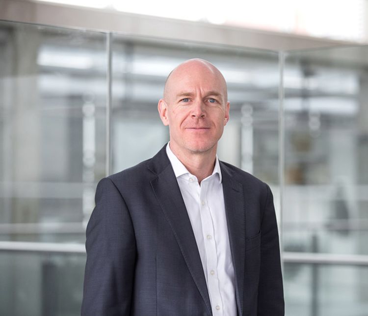 Portrait of Dr Simon Hepworth