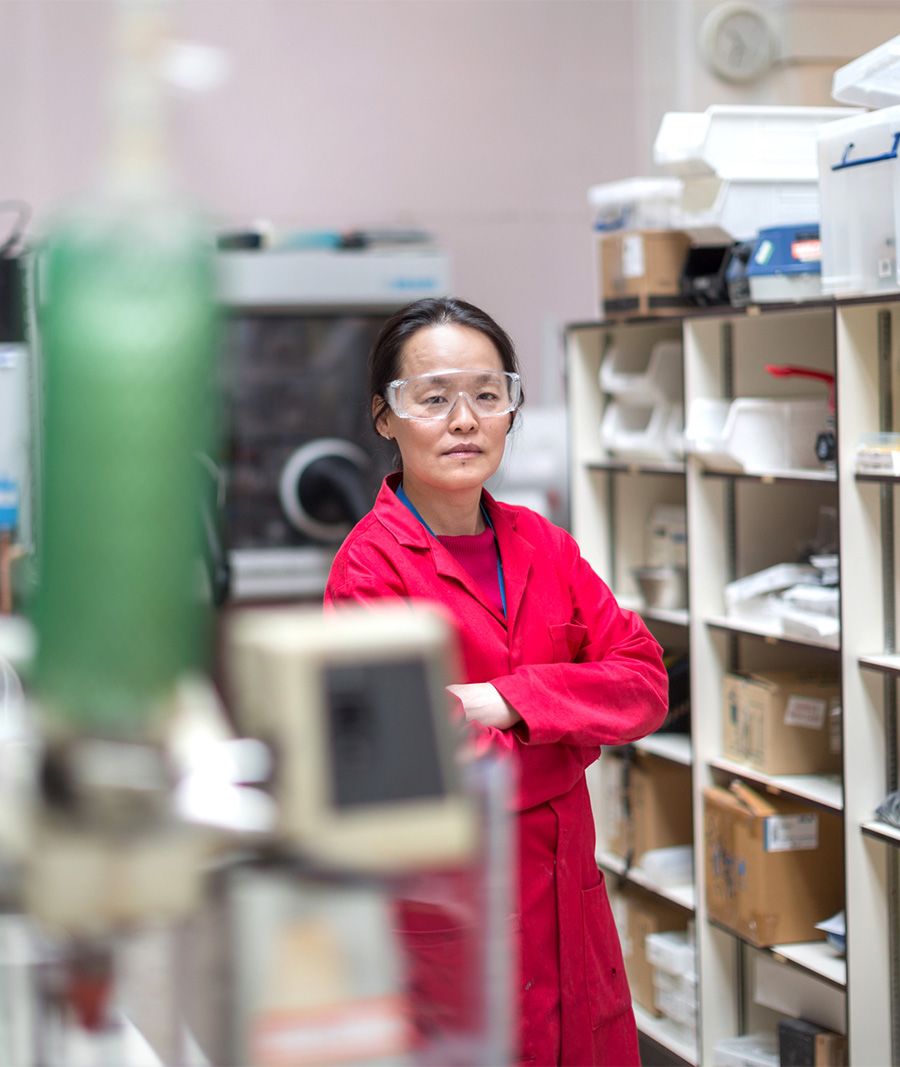 Portrait of Mimi Hii in lab
