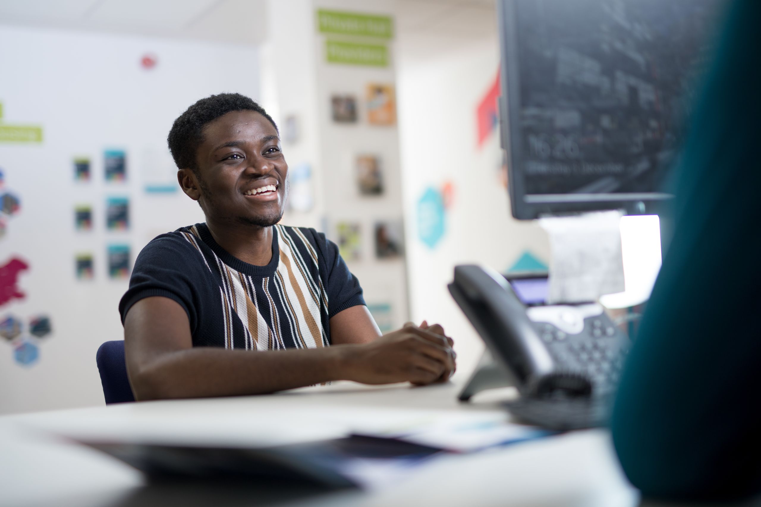 Abeku (medicine) speaking with an advisor at the Student Hub.