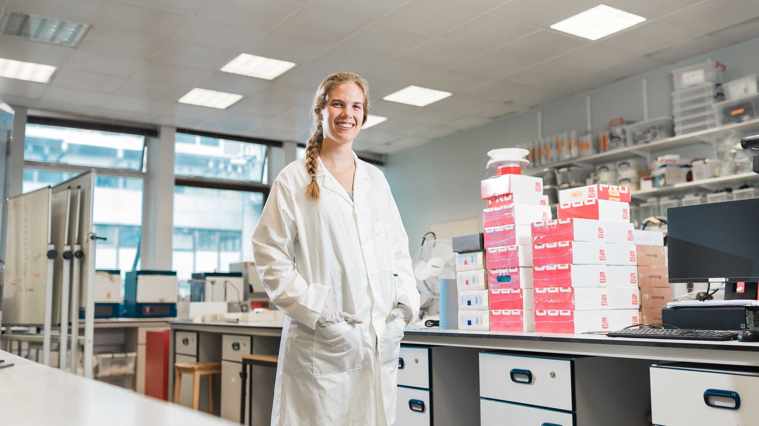 Maria Villuendas Maza in a lab