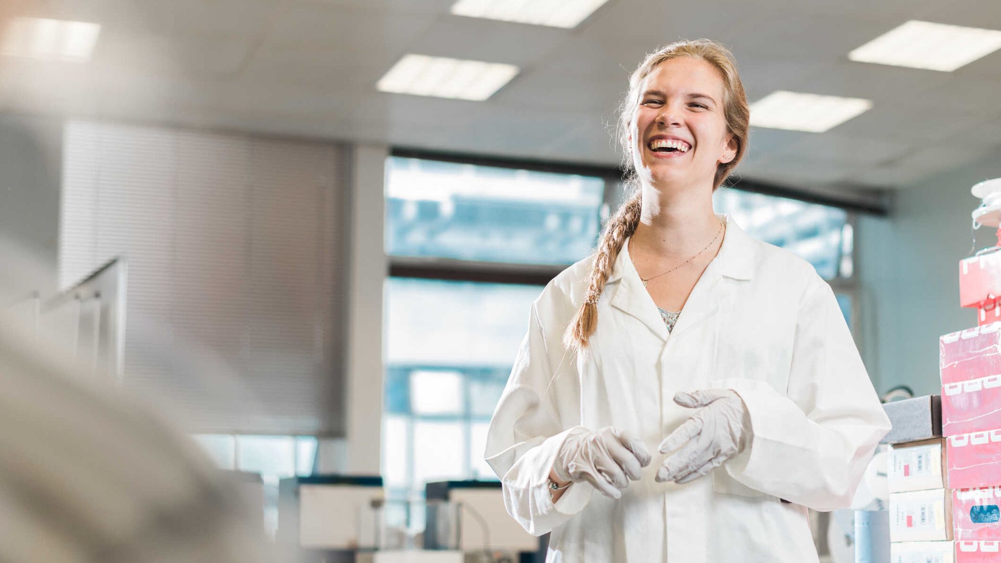 Maria Villuendas Maza in a lab