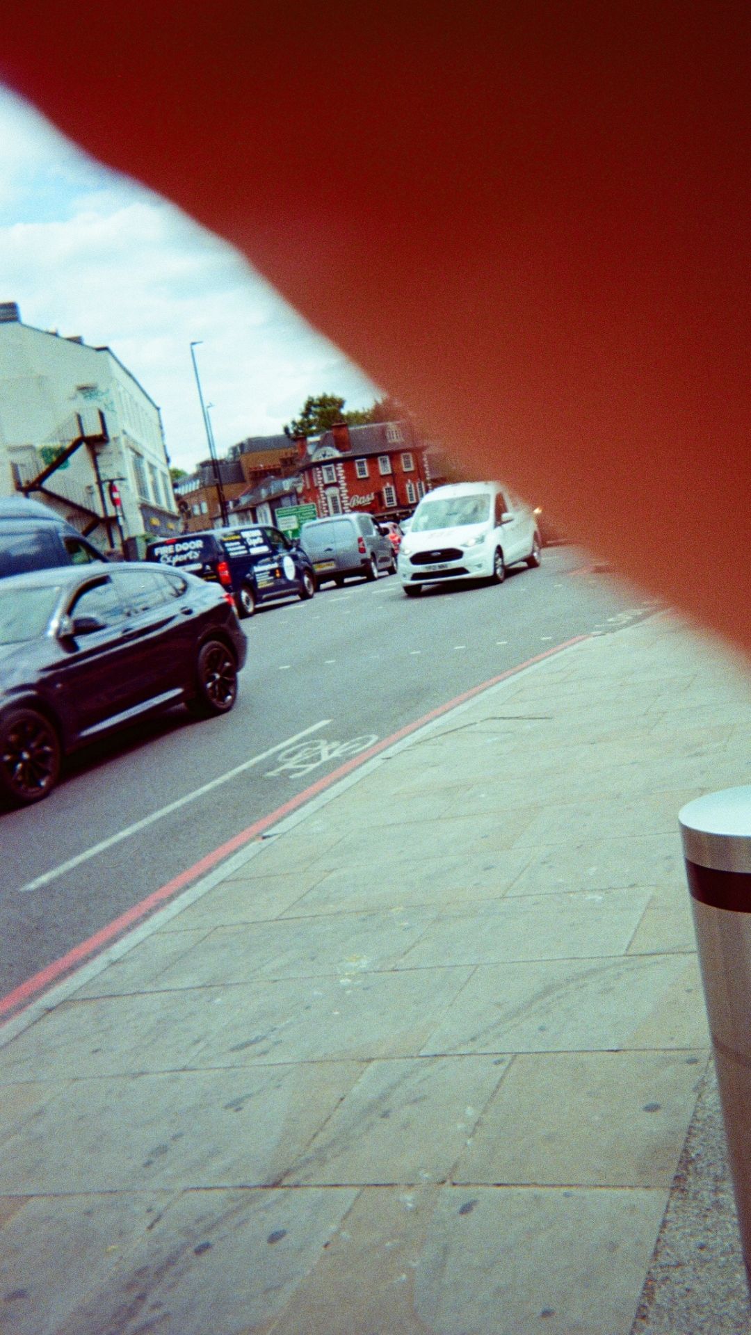 A street with cars sitting in traffic.