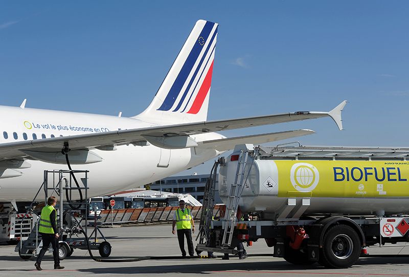 A commercial plane next to a fuel tanker labelled 'biofuel'